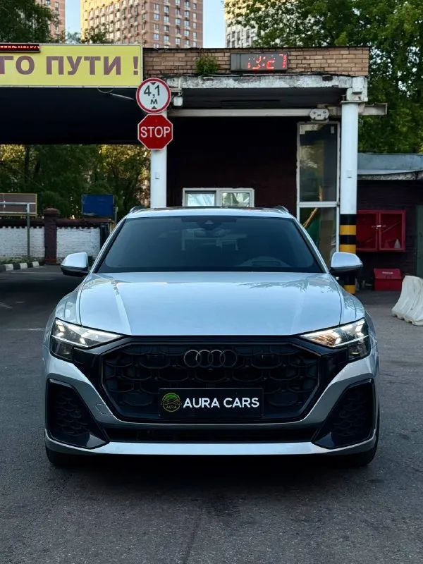 Audi Q8 серебристого цвета после доставки