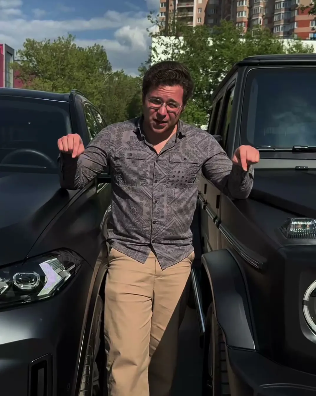 Клиент рядом с BMW X5 и Mercedes-Benz G-Class