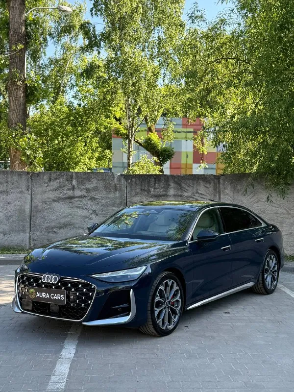 Синяя Audi A6L из Китая