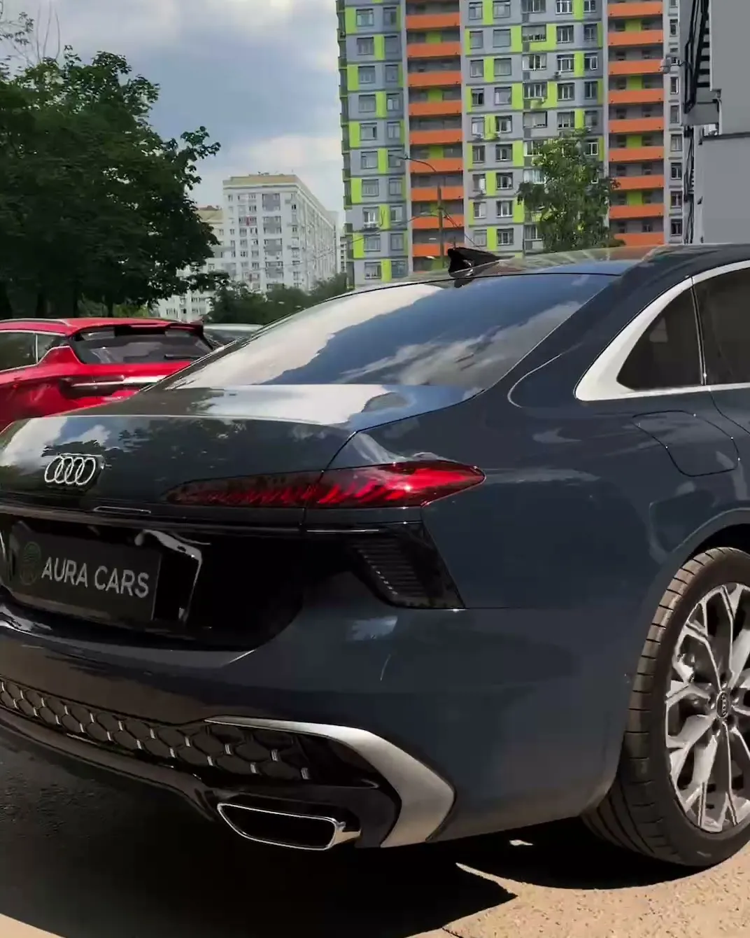 Татьяна рядом с новым автомобилем на выдаче