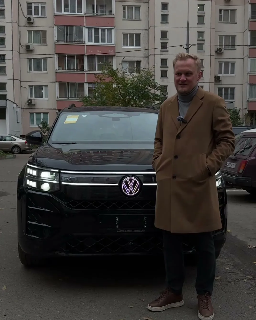 Клиент рядом с Volkswagen Teramont PRO